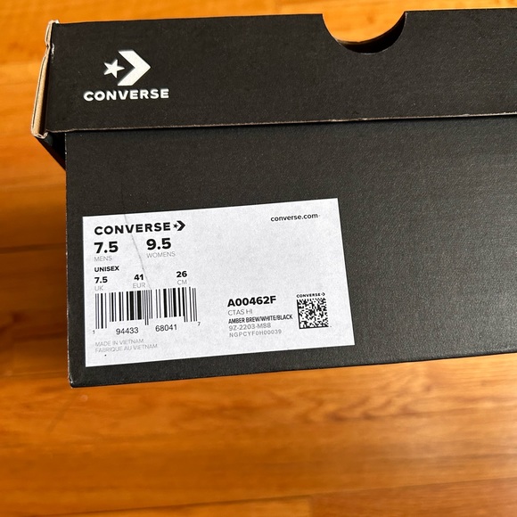 NWT converse chuck taylors - Picture 2 of 4